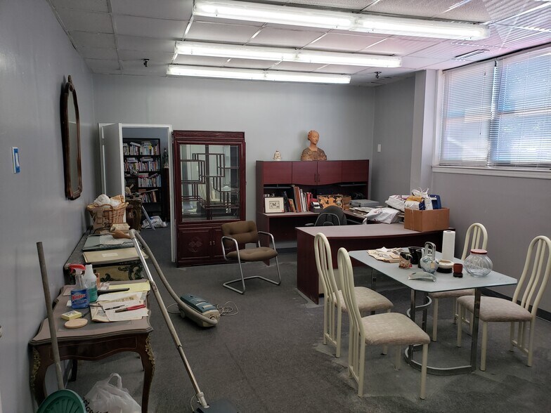 More Photos Of 174-180 Miller Pl, Hicksville Warehouse For Lease