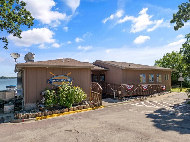 More Photos Of 406 9th St NE, Waseca Restaurant For Sale