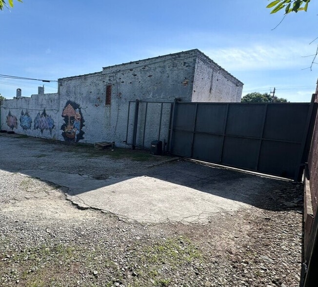 More Photos Of 826 SW Ralph David Abernathy Blvd, Atlanta Storefront For Lease