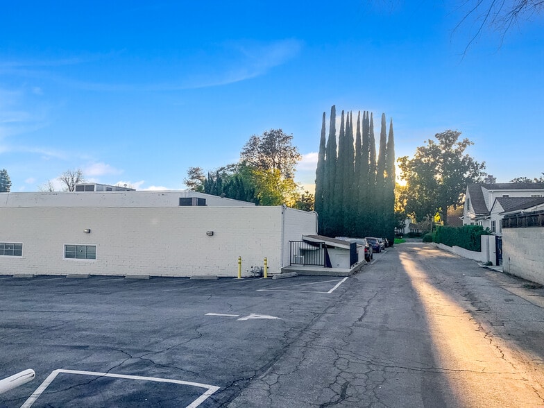 More Photos Of 2065-2095 Huntington Dr, San Marino Office For Sale