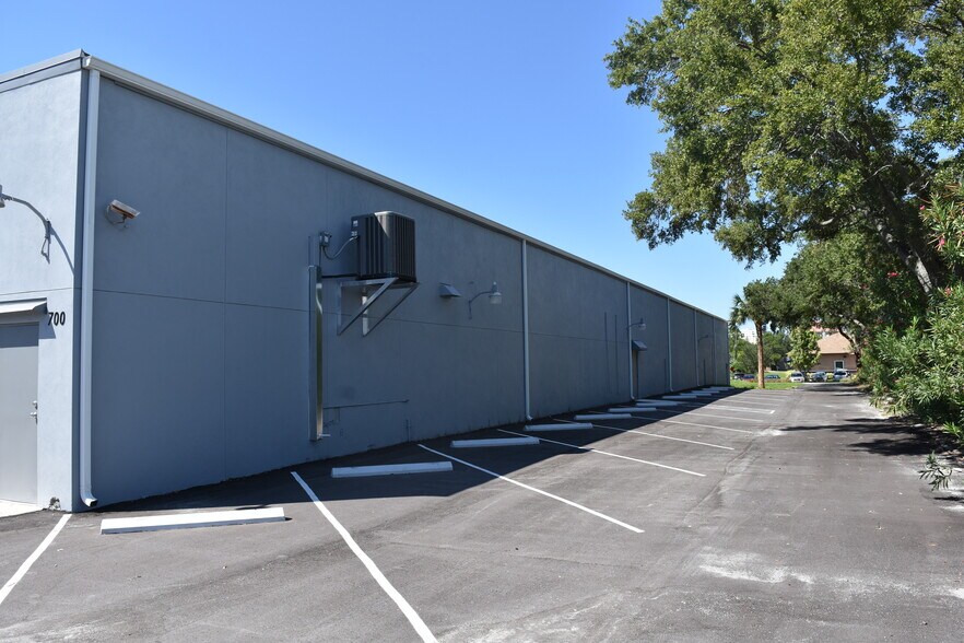 More Photos Of 700 Magnolia Dr, Clearwater Warehouse For Lease