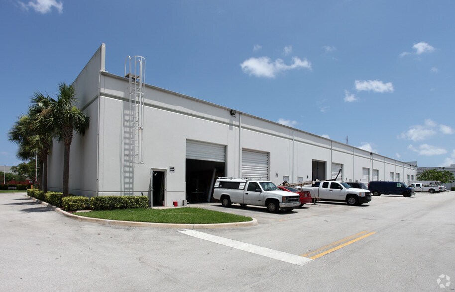 More Photos Of 2721-2737 NW 19th St, Pompano Beach Warehouse For Lease
