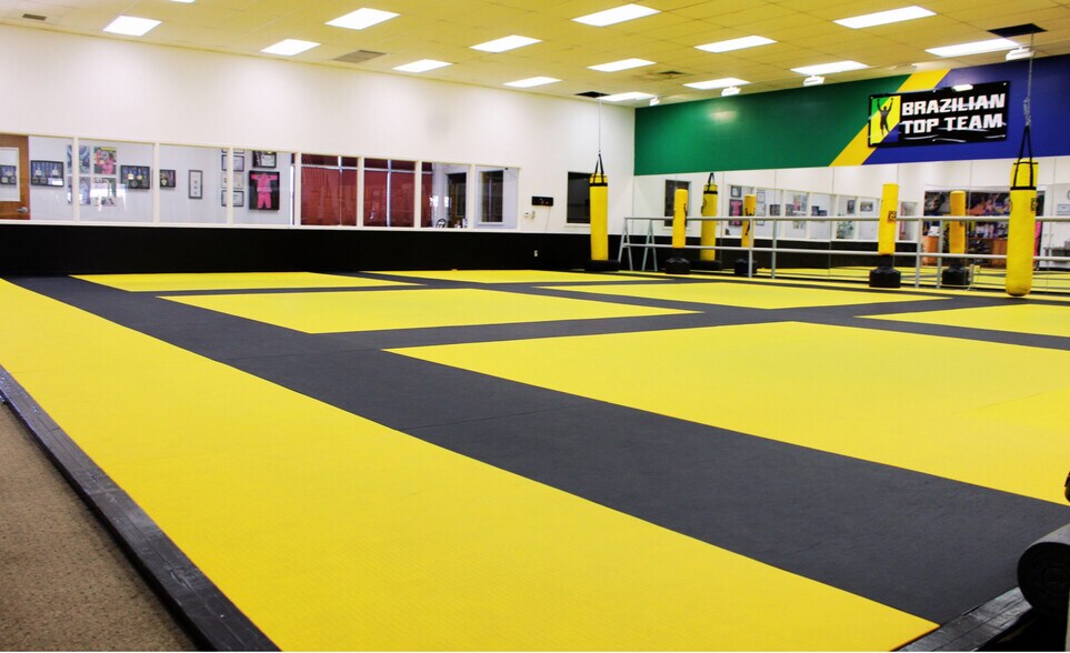 More Photos Of 4447 Thousand Oaks, San Antonio Freestanding For Sale