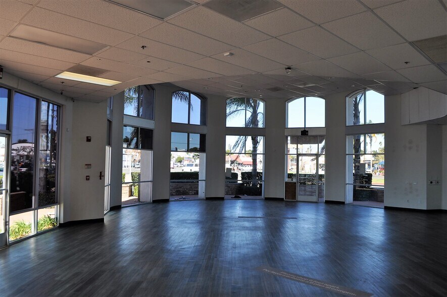 More Photos Of 1117 S Oxnard Blvd, Oxnard Bank For Lease