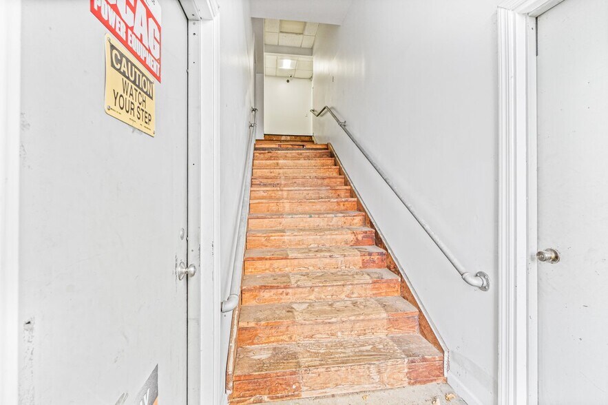 More Photos Of 75 Windsor Ave, Mineola Warehouse For Sale