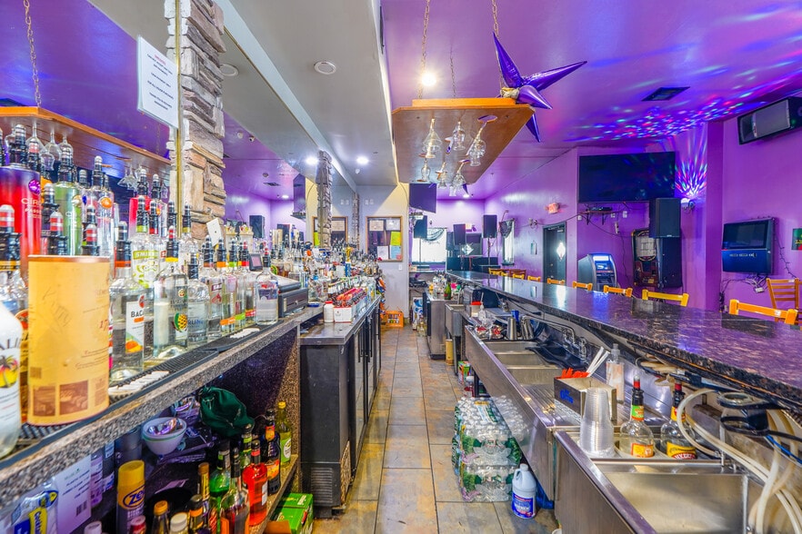 More Photos Of 615 Orange St, Newark Freestanding For Sale