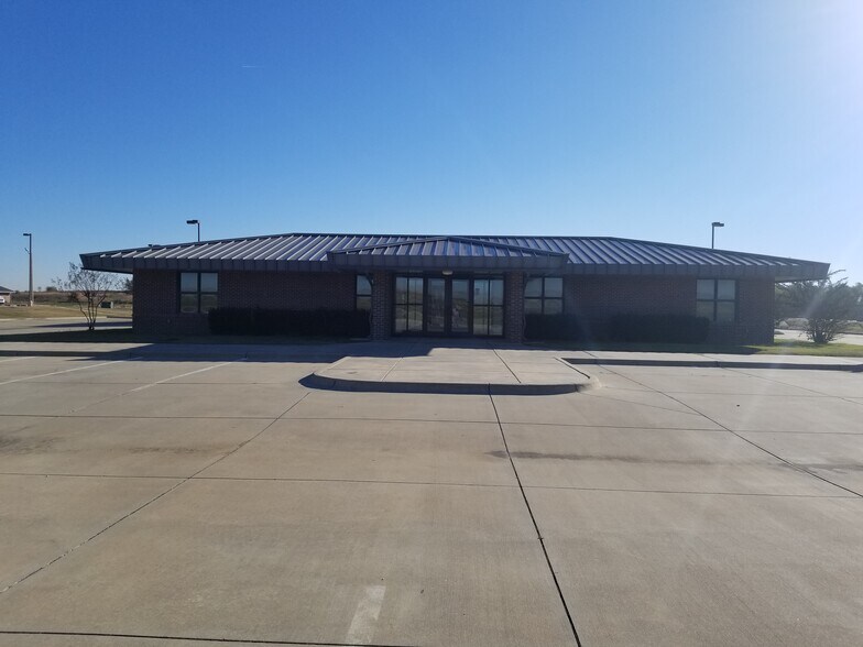 More Photos Of 3010 Enterprise Dr, Durant Showroom For Lease