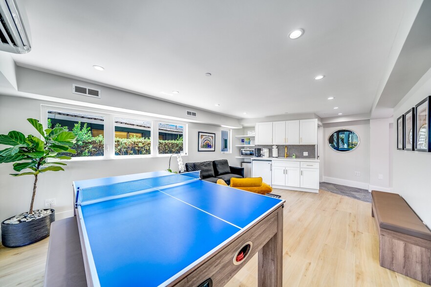 More Photos Of 2200 NE 26th St, Wilton Manors Office For Sale