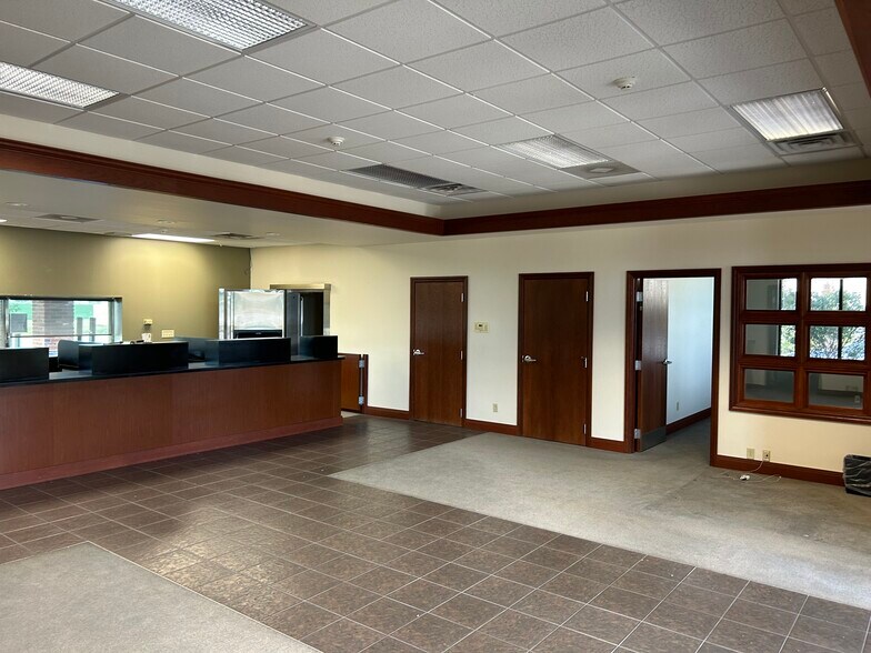 More Photos Of 1661 E Jackson St, Macomb General Retail For Lease