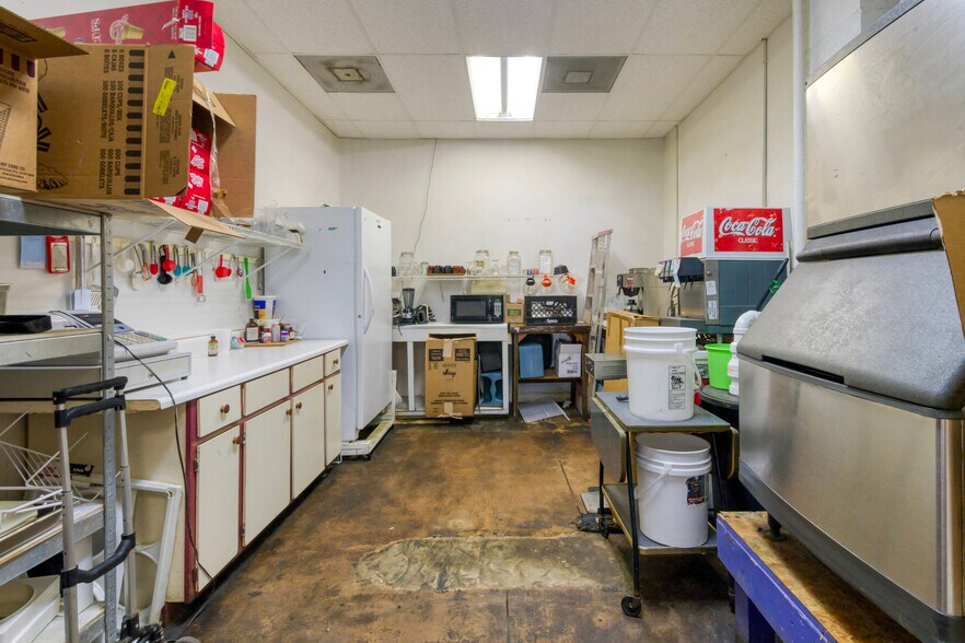 More Photos Of 124 N Townville St, Seneca Storefront For Sale