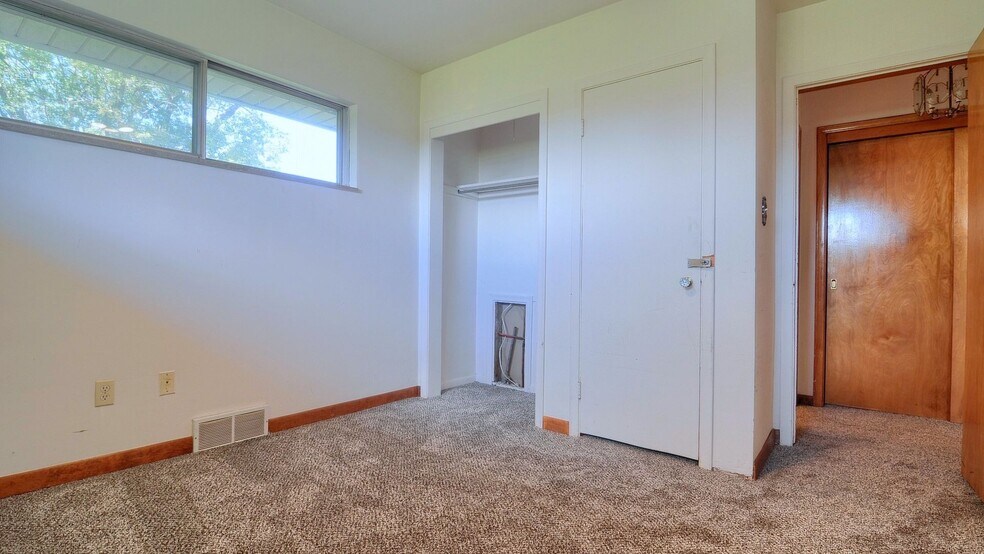 More Photos Of 42431 Mound Rd, Sterling Heights Storefront For Sale