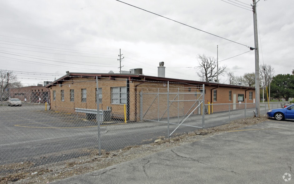 More Photos Of 8400 W Silver Spring Dr, Milwaukee Office For Sale
