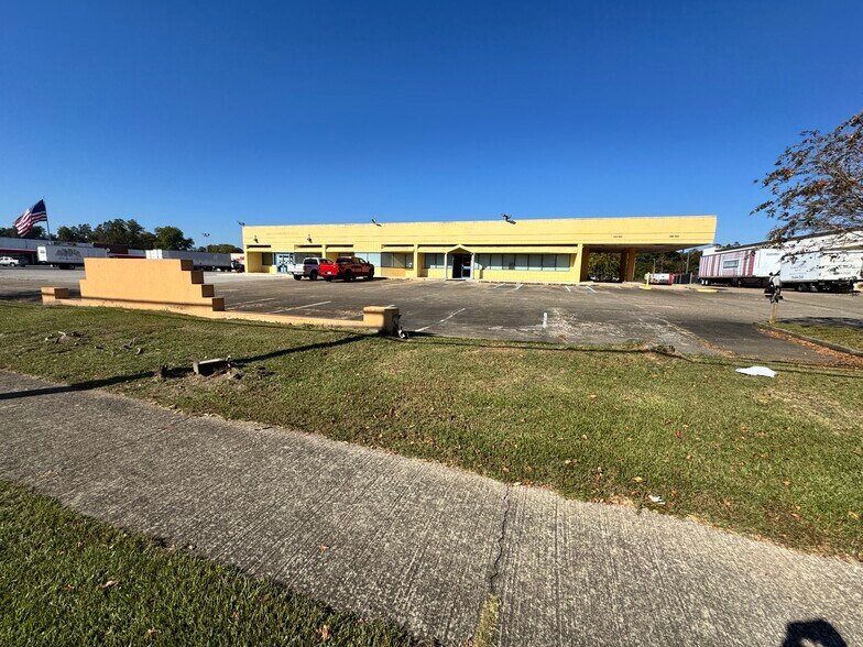 More Photos Of 421 N Gilmer Ave, Lanett General Retail For Sale