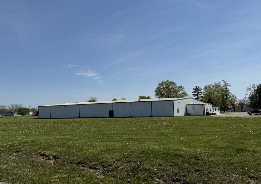 More Photos Of 1100 N Fifth St, Greenfield Service For Lease