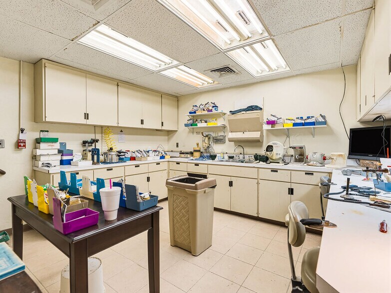 More Photos Of 931 Arlington St, Ada Office For Sale