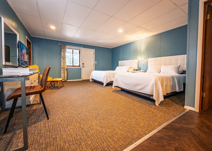 More Photos Of 855 N 5th St, Custer Hotel For Sale
