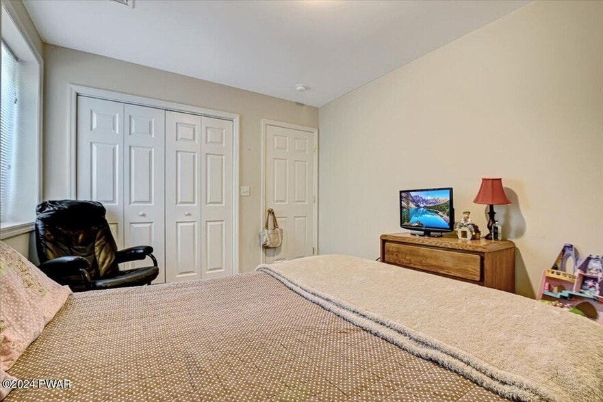 More Photos Of 186 Ledgedale Rd, Lake Ariel Apartments For Sale