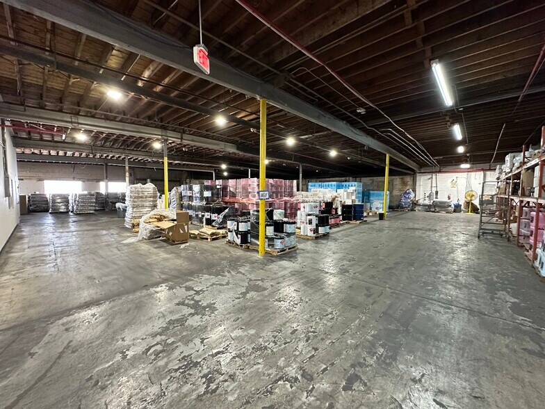 More Photos Of 3700 NW 54th St, Miami Warehouse For Lease