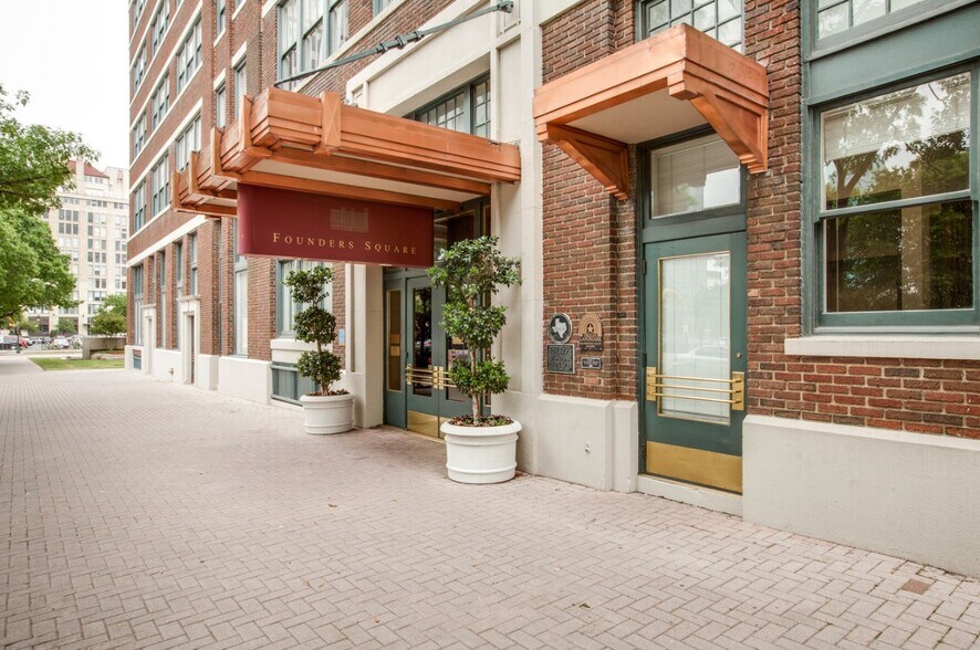 More Photos Of 900 Jackson St, Dallas Office For Lease