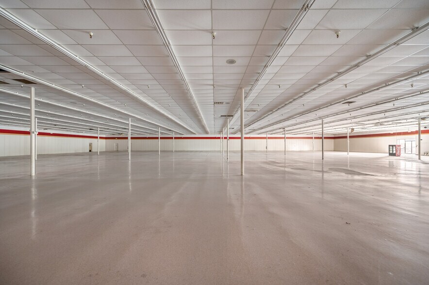 More Photos Of 1005 N Pine St, Deridder General Retail For Lease