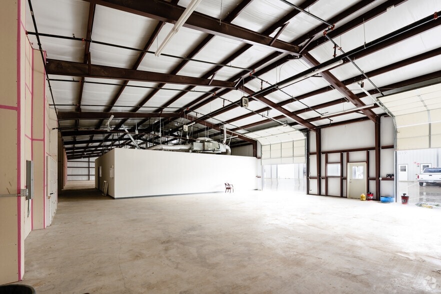More Photos Of 901 Eight Twenty Blvd, Fort Worth Warehouse For Lease