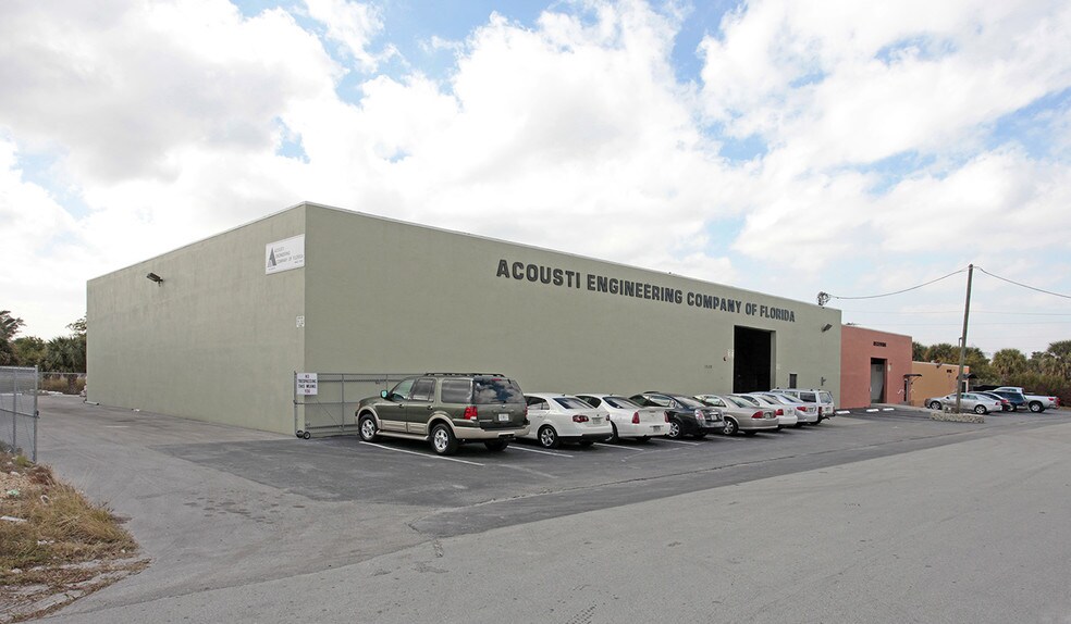 More Photos Of 1530 W 53rd St, Mangonia Park Warehouse For Lease