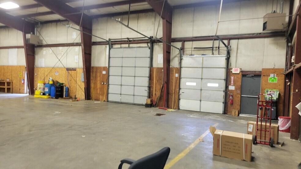More Photos Of 4 Hadden Dr, Montgomery Warehouse For Lease