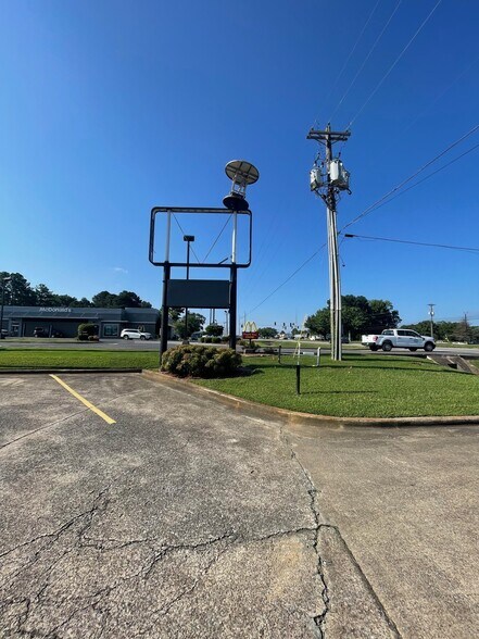 More Photos Of 710 N Brindlee Mountain Pky, Arab Fast Food For Lease