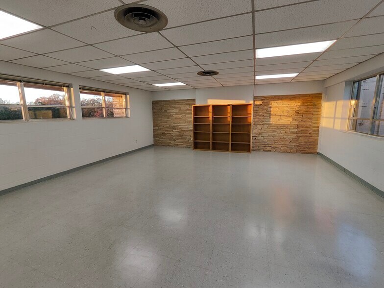 More Photos Of 3787 NW Loop 286, Paris Medical For Lease