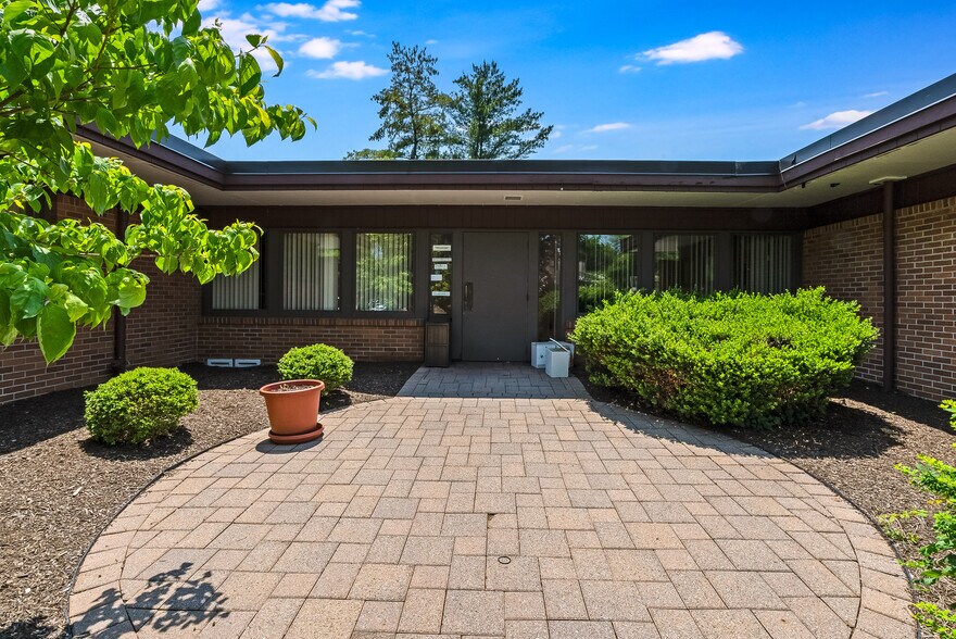 Primary Photo Of 8 Shunpike Rd, Madison Medical For Sale