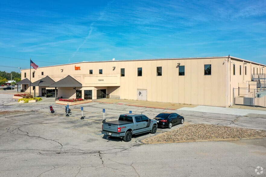 More Photos Of 10910 Mill Valley Rd, Omaha Light Distribution For Sale