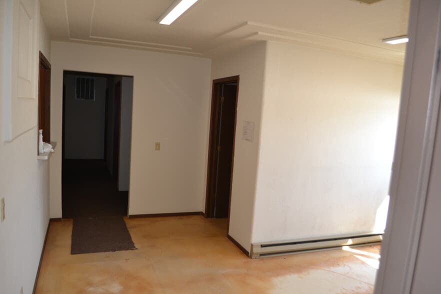 More Photos Of 6002 Saxon Ave, Weston Distribution For Lease