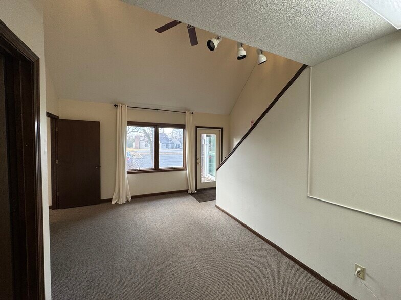 More Photos Of 3110 Mallard Cove Ln, Fort Wayne Office Residential For Lease