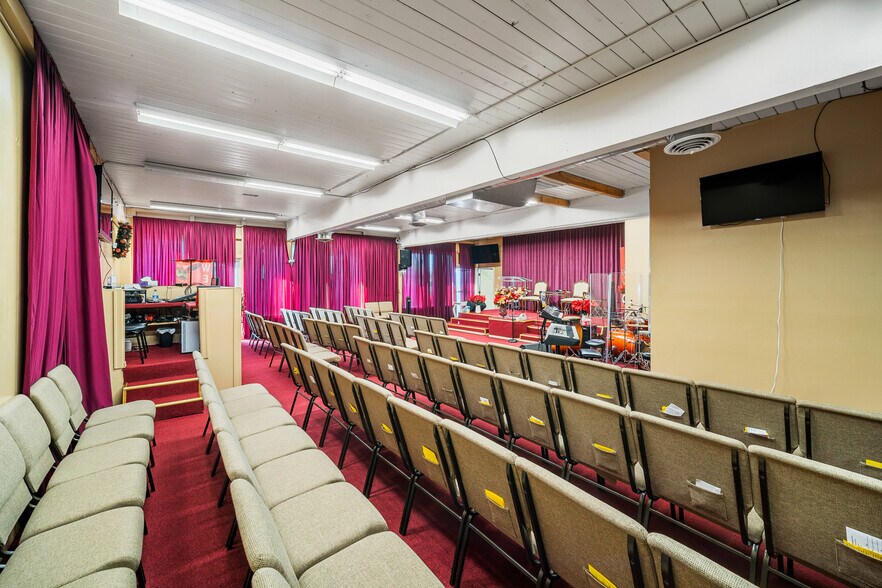 More Photos Of 13116 NE Sandy Blvd, Portland Storefront Retail Office For Sale