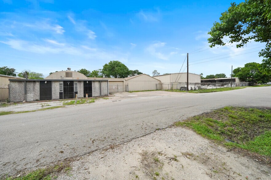 More Photos Of 6302 Saint Augustine St, Houston Manufacturing For Lease