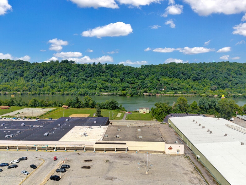 More Photos Of 100 Chamber Plz, Charleroi Supermarket For Lease