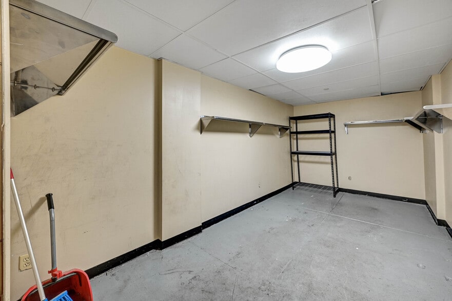 More Photos Of 100 Chamber Plz, Charleroi Supermarket For Lease