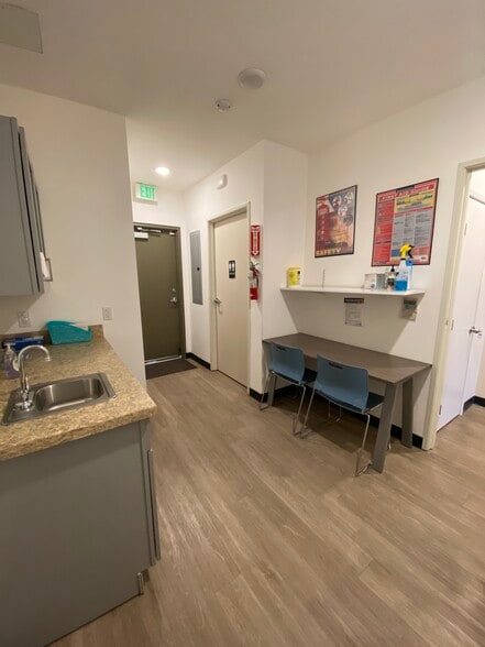 More Photos Of 17942-17944 Ventura Blvd, Encino Storefront Retail Office For Lease