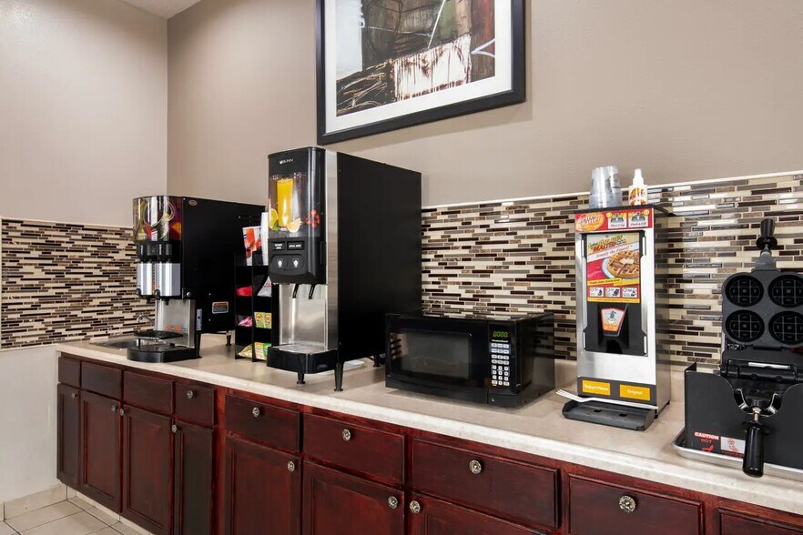 More Photos Of 800 Senate Ave, Red Oak Hotel For Sale