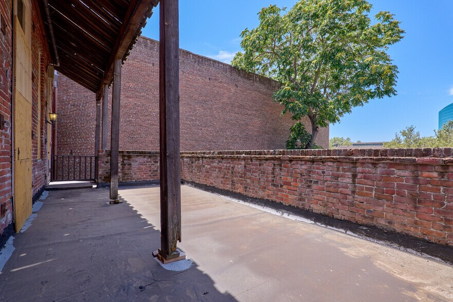 More Photos Of 910 2nd St, Sacramento Bar For Sale