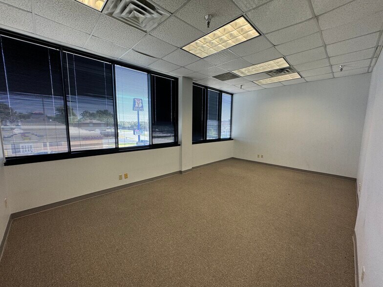 More Photos Of 6112 McCart Ave, Fort Worth Office For Lease