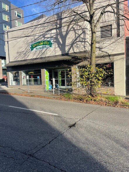 More Photos Of 6516 NE Roosevelt Way, Seattle Storefront For Lease