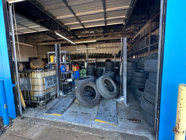 More Photos Of 2320 E Berry St, Fort Worth Flex For Sale