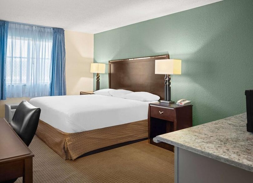 More Photos Of 833 W Main St, Gaylord Hotel For Sale