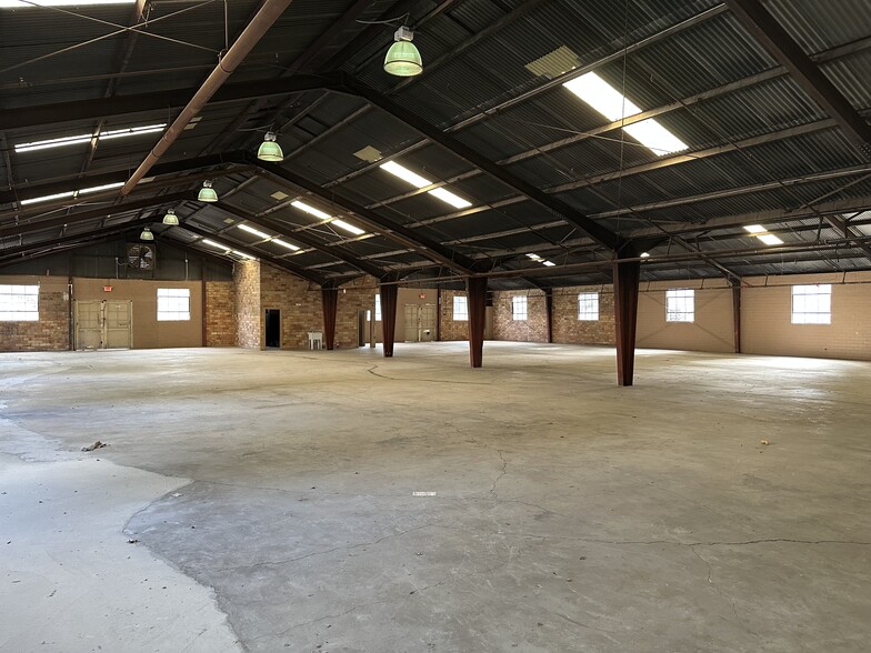More Photos Of 1124 Delgado St, San Antonio Warehouse For Sale