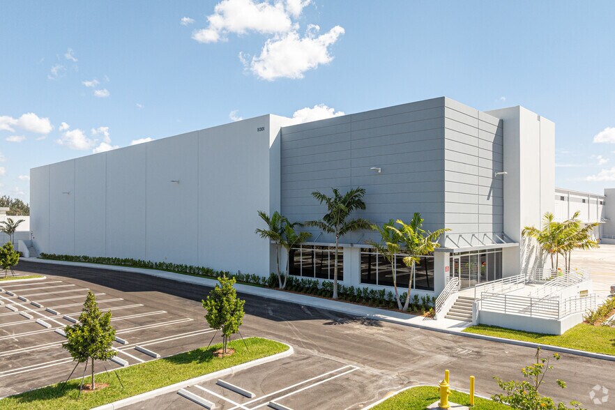 Primary Photo Of 11301 NW 97th Ave, Medley Distribution For Lease