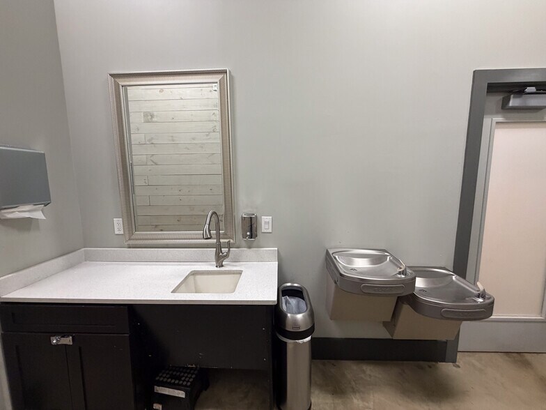 More Photos Of 213-215 W Ennis Ave, Ennis Restaurant For Lease