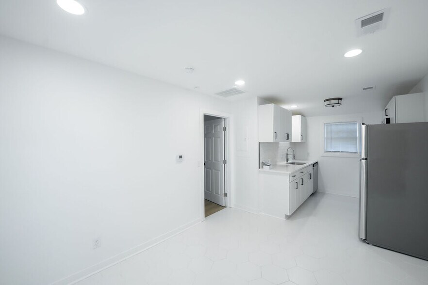 More Photos Of 306 E Victory Dr, Savannah Apartments For Sale