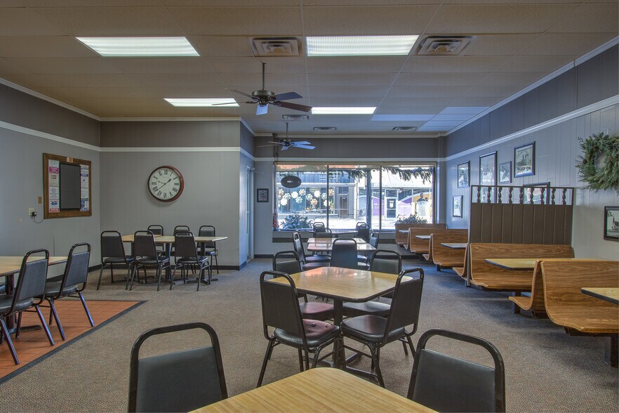 More Photos Of 118 Main St S, Cambridge Storefront For Sale