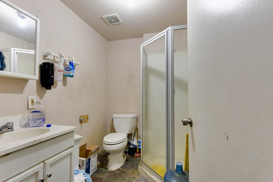 More Photos Of 14332 Oxnard St, Van Nuys Warehouse For Lease